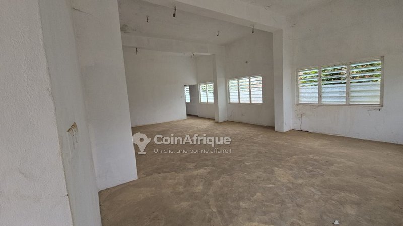 Terrain exceptionnel de 2968 m² avec titre foncier personnel et constructions dallées