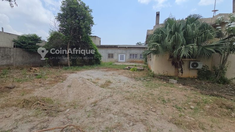 Terrain exceptionnel de 2968 m² avec titre foncier personnel et constructions dallées