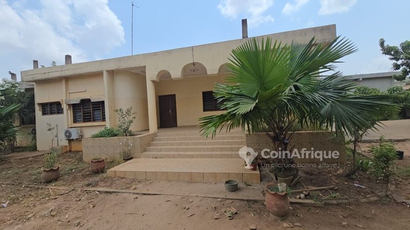 Terrain exceptionnel de 2968 m² avec titre foncier personnel et constructions dallées