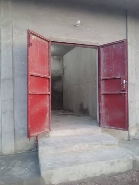 Magasin spacieux en location avec équipements essentiels en bordure de grande voie