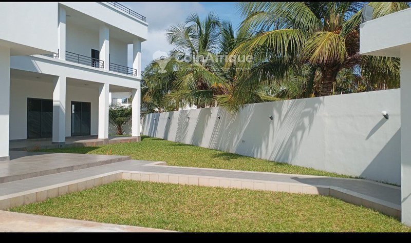 Villa luxueuse de 9 pièces avec vaste jardin et garage spacieux