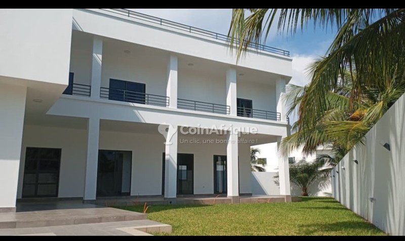 Villa luxueuse de 9 pièces avec vaste jardin et garage spacieux