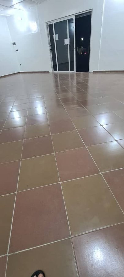 Magasin spacieux et meublé avec accès plain-pied au rez-de-chaussée