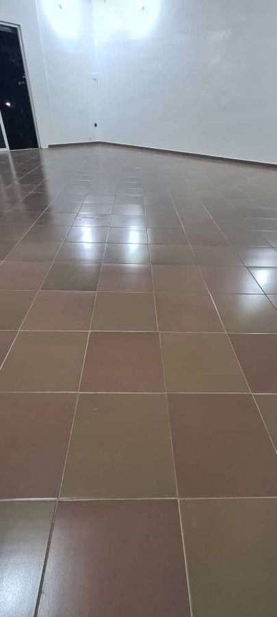 Magasin spacieux et meublé avec accès plain-pied au rez-de-chaussée