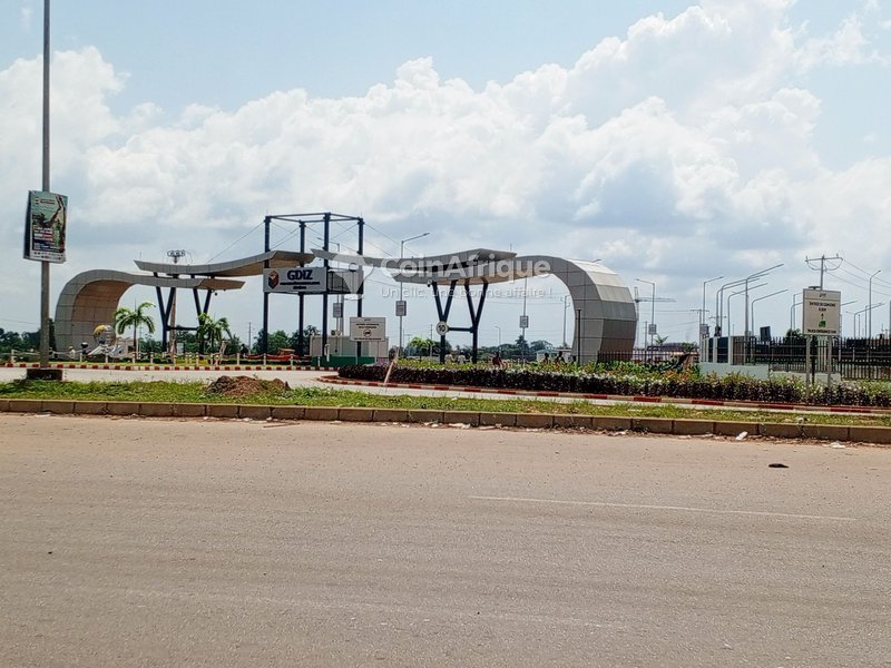 Terrain spacieux de 450 m² avec titre foncier - Opportunité unique près de la zone industrielle