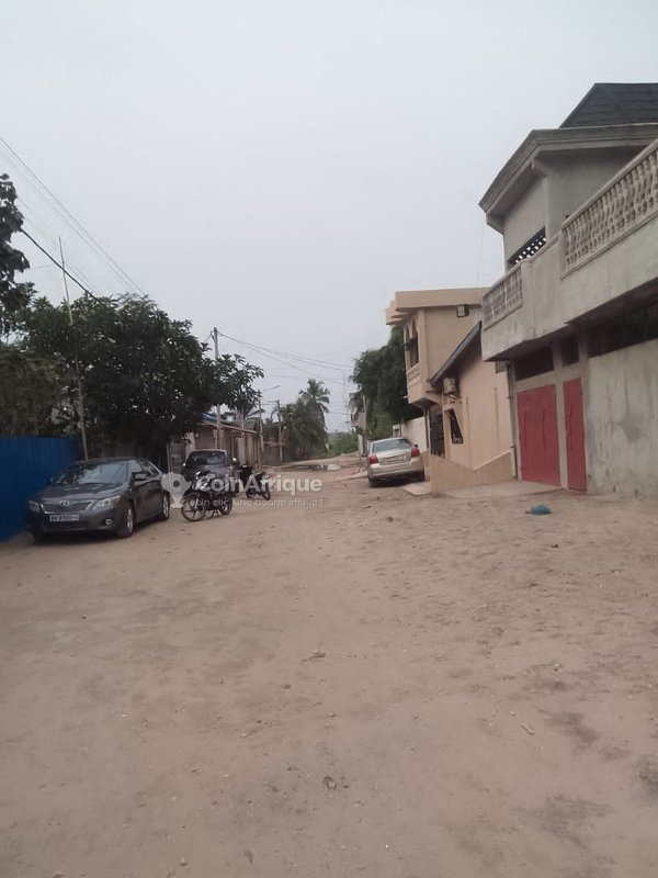 Terrain clôturé de 360 m² dans une zone résidentielle et facilement accessible