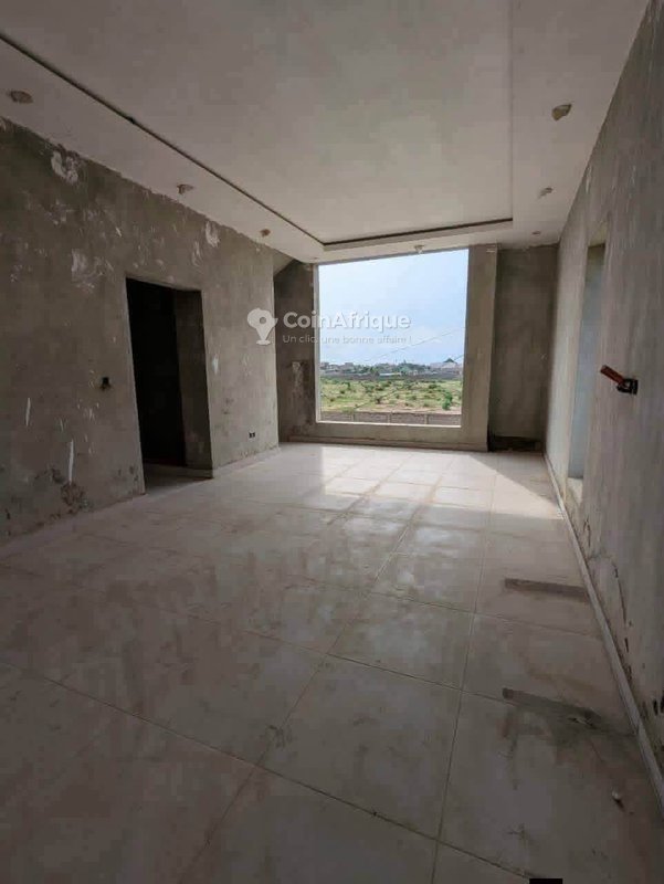 Villa duplex de 4 chambres avec espace extérieur aménageable et titre foncier personnel