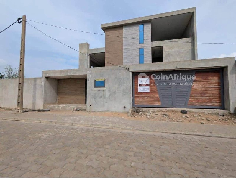 Villa duplex de 4 chambres avec espace extérieur aménageable et titre foncier personnel