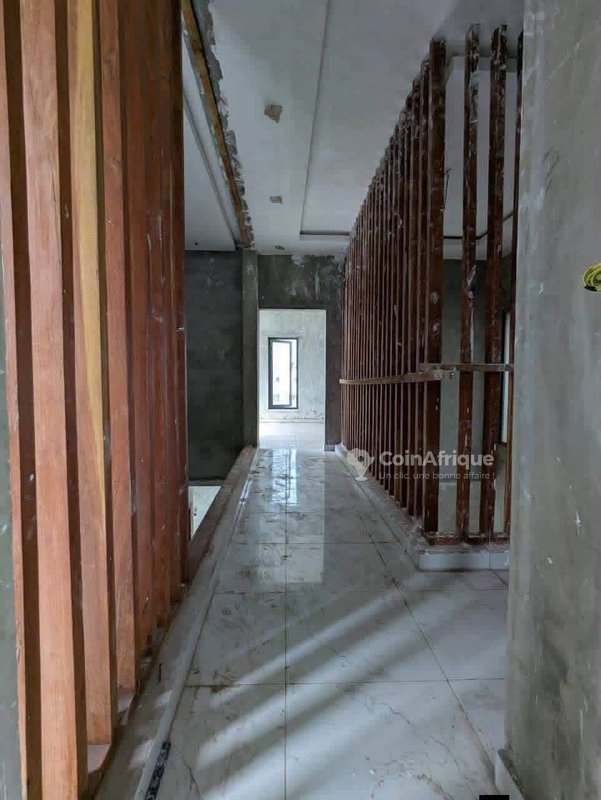 Villa duplex de 4 chambres avec espace extérieur aménageable et titre foncier personnel