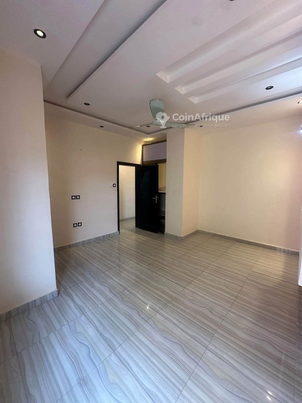 Villa duplex de 4 chambres avec espace extérieur aménageable et titre foncier personnel