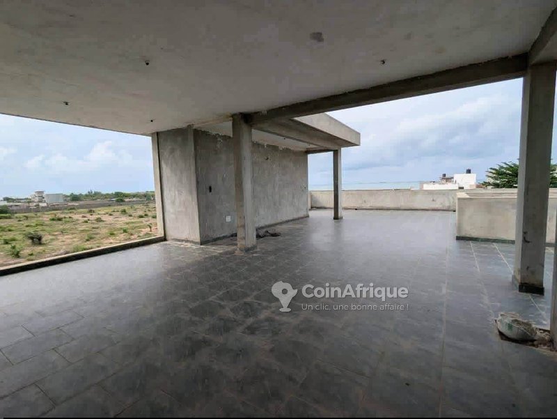 Villa duplex de 4 chambres avec espace extérieur aménageable et titre foncier personnel