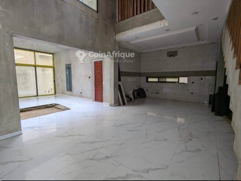 Villa duplex de 4 chambres avec espace extérieur aménageable et titre foncier personnel
