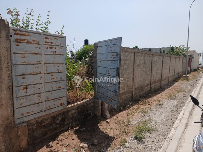 Terrain clôturé de 722 m² avec titre foncier personnel et documents légaux complets