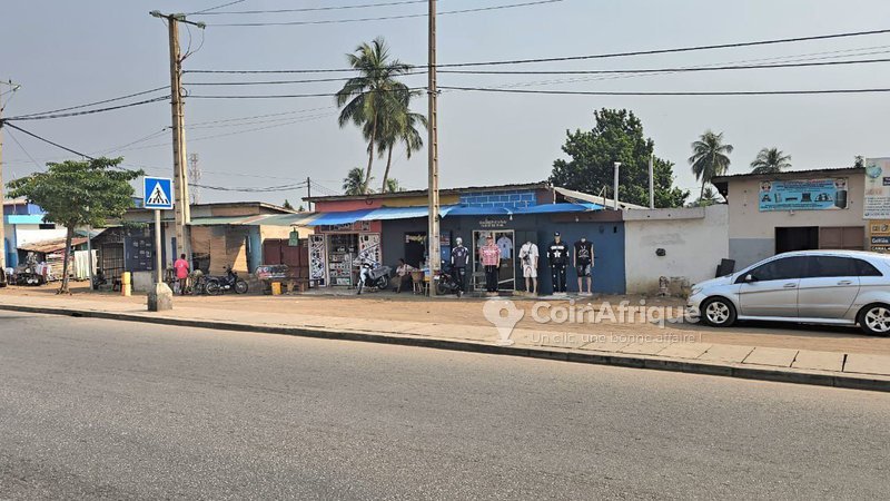 Terrain en angle de rue avec façade exceptionnelle de 50 mètres