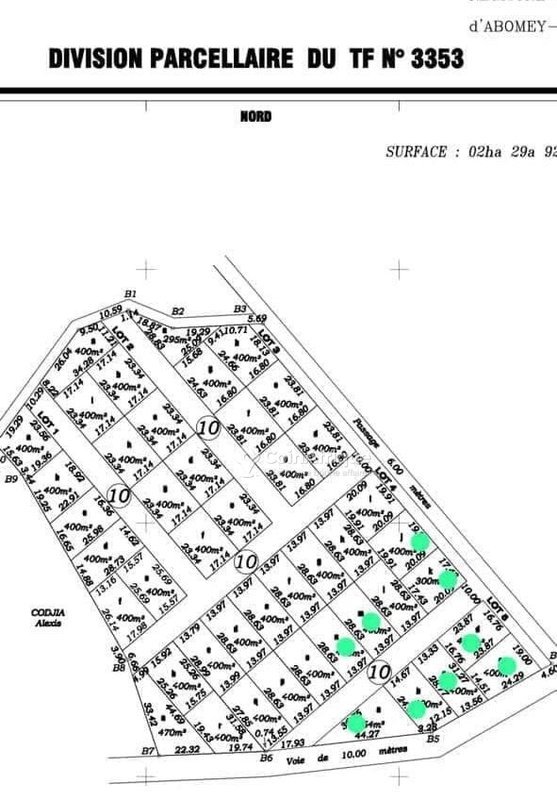 Terrain spacieux de 400 m² à proximité immédiate du goudron