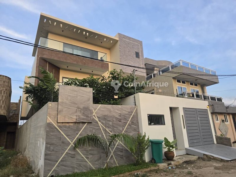 Villa luxueuse de 5 pièces avec terrasse offrant une vue imprenable et finitions haut de gamme