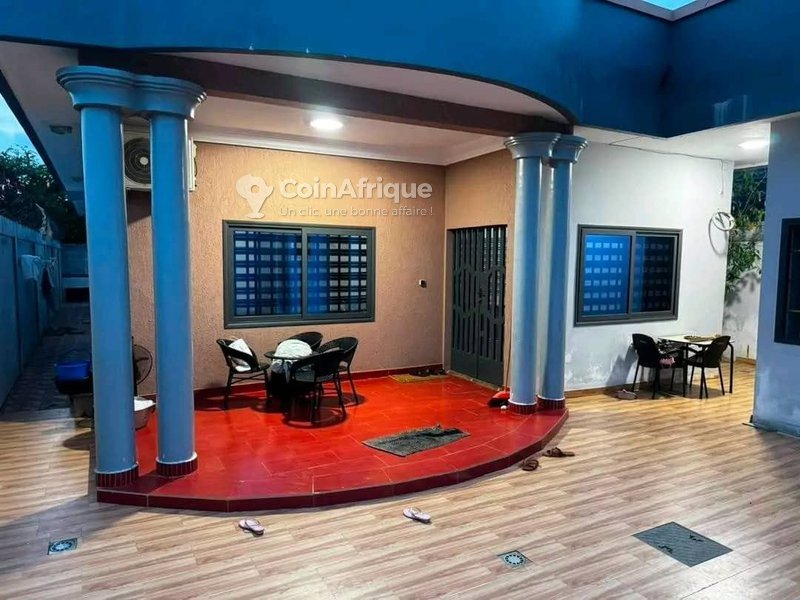 Villa luxueuse de 4 pièces avec boutique et documents en règle