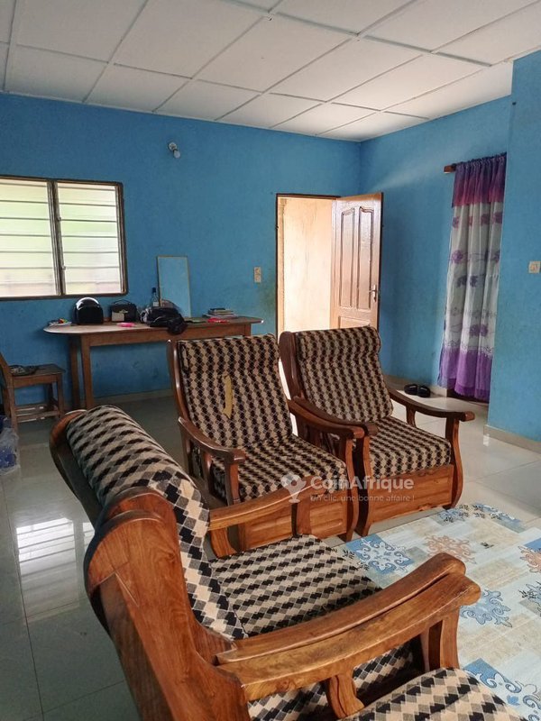 Maison de 2 pièces avec terrain spacieux et construction inachevée à potentiel