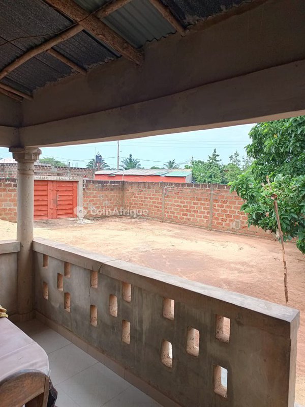 Maison de 2 pièces avec terrain spacieux et construction inachevée à potentiel