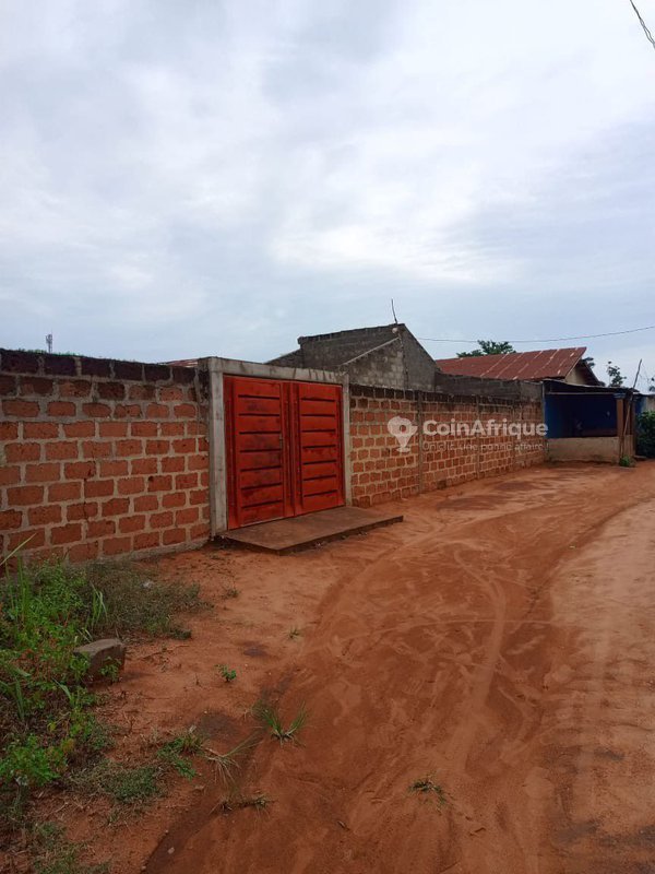 Maison de 2 pièces avec terrain spacieux et construction inachevée à potentiel