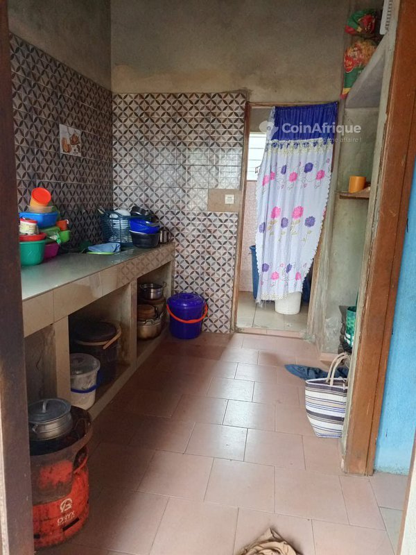 Maison de 2 pièces avec terrain spacieux et construction inachevée à potentiel