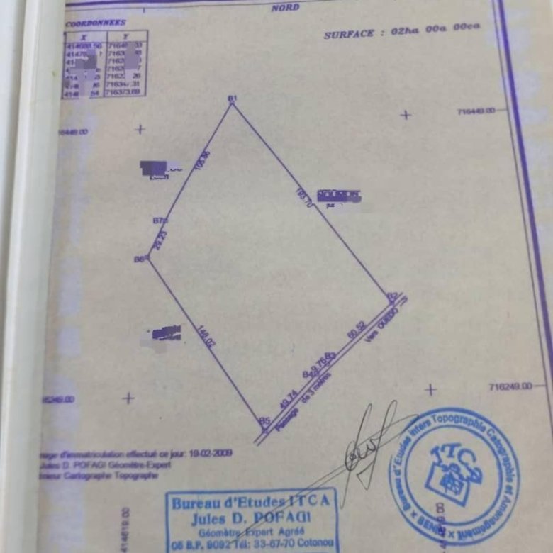 Terrain spacieux de 10 000 m² avec accès directs et proximité immédiate du goudron