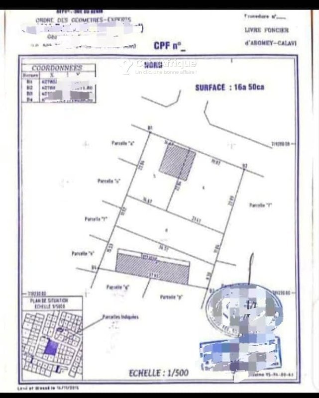 Terrain spacieux de 1650 m² avec clôture, portail métallique et construction existante
