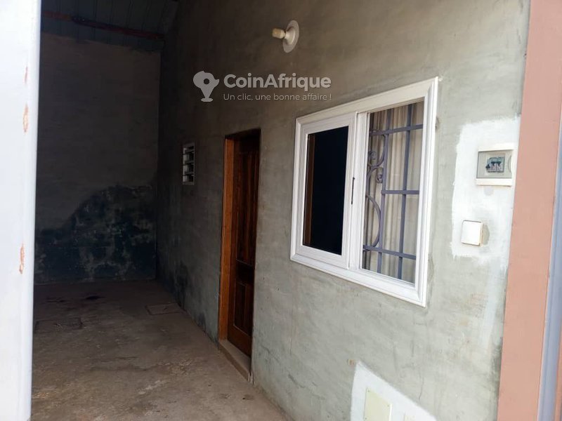 Immeuble de 12 chambres avec titre foncier personnel et espace de construction supplémentaire
