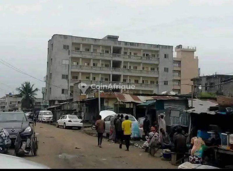 Immeuble locatif R+4 avec 20 appartements meublés, garage spacieux et titre foncier