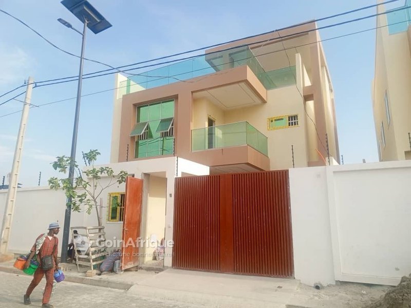 Villa luxueuse de 7 pièces avec jardin, climatisation et terrasses spacieuses