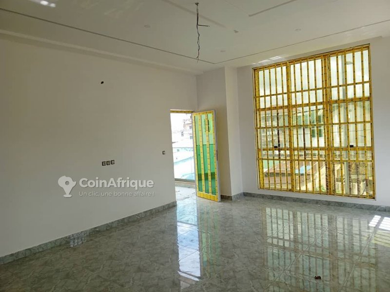 Villa luxueuse de 7 pièces avec jardin, climatisation et terrasses spacieuses