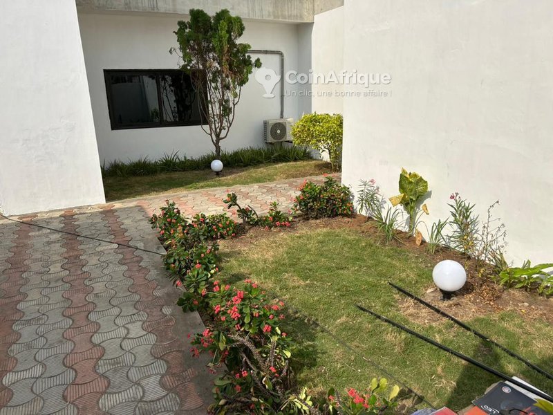 Villa luxueuse de 4 pièces avec climatisation et parking privé