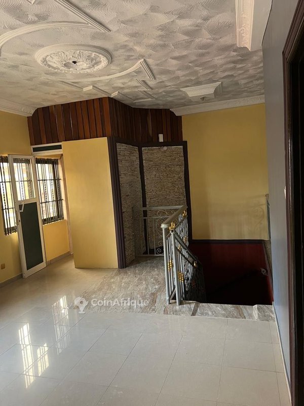 Appartement spacieux de 3 pièces avec multiples salles de bain, idéal pour bureau ou habitation