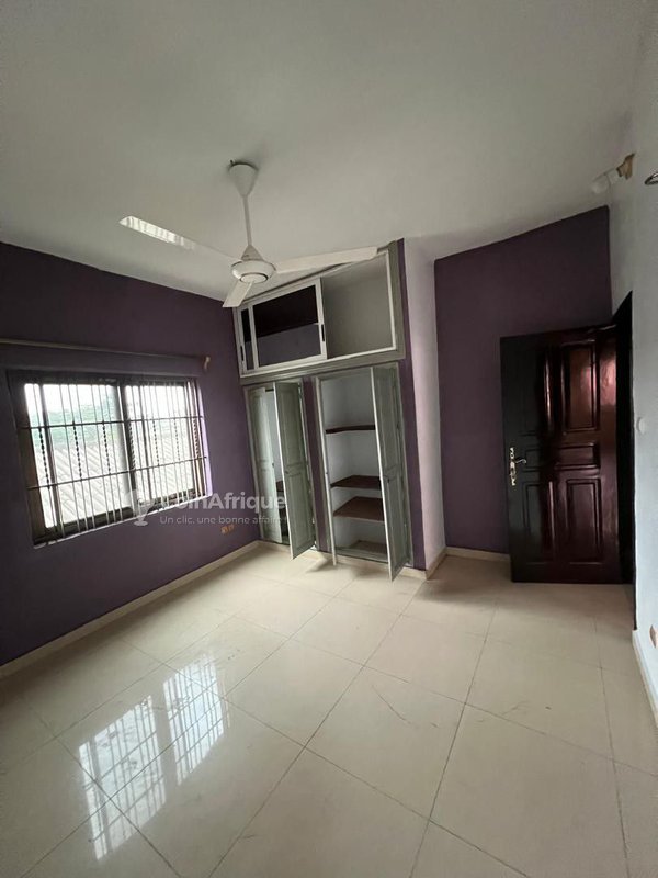 Appartement spacieux de 3 pièces avec multiples salles de bain, idéal pour bureau ou habitation