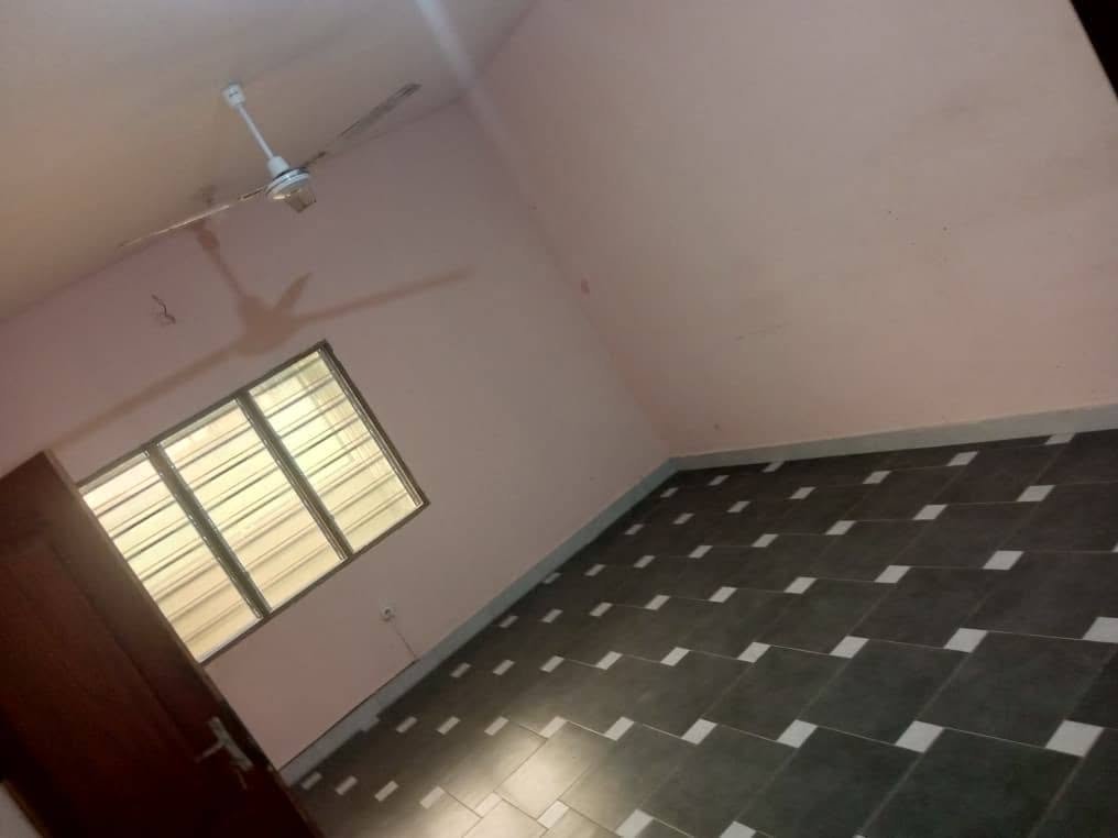 Appartement lumineux de 2 pièces avec arrière-cour spacieuse et sécurité