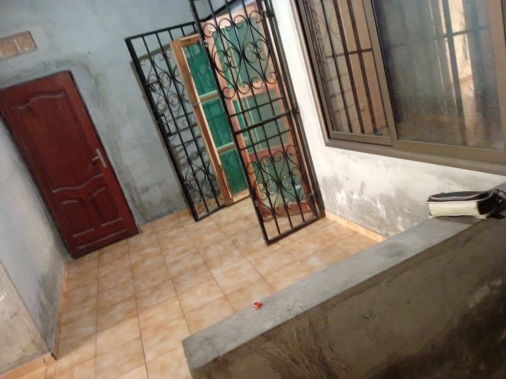 Appartement lumineux de 2 pièces avec arrière-cour spacieuse et sécurité