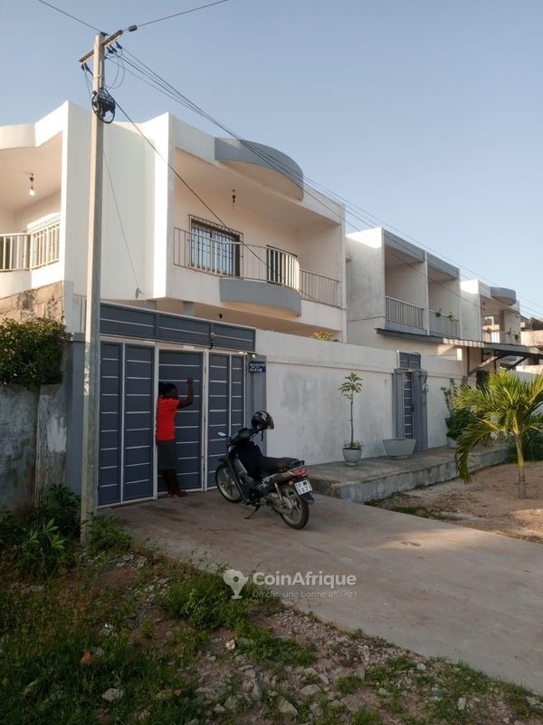 Villa luxueuse R+1 avec titre foncier personnel et emplacement privilégié