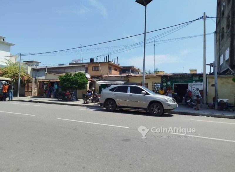 Terrain clôturé de 377 m² avec documents légaux complets à proximité des axes routiers