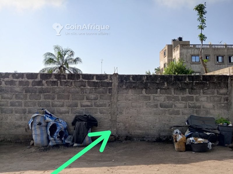 Terrain clôturé de 377 m² avec documents légaux complets à proximité des axes routiers