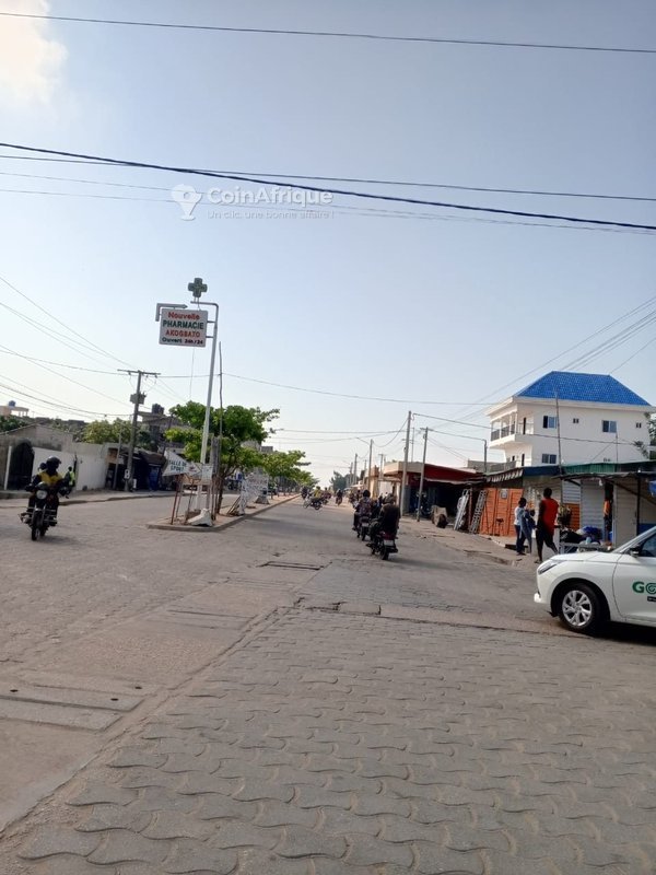 Terrain clôturé de 377 m² avec documents légaux complets à proximité des axes routiers