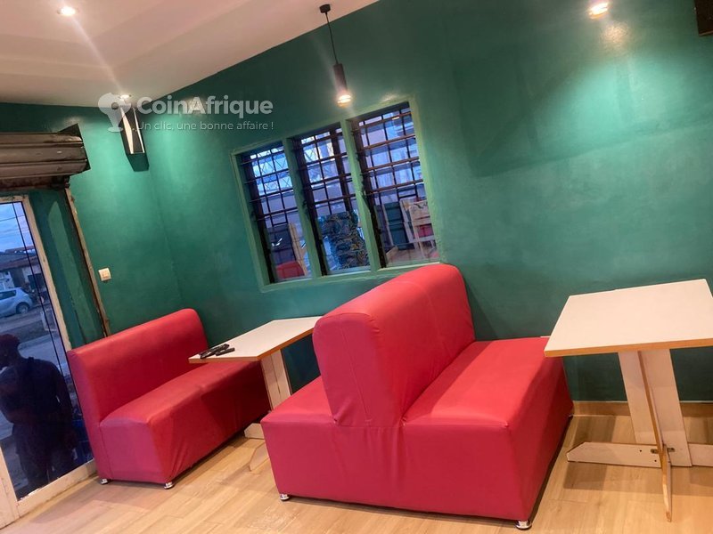 Magasin entièrement équipé avec clientèle existante et équipements de restauration