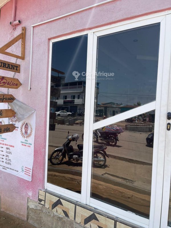 Magasin entièrement équipé avec clientèle existante et équipements de restauration