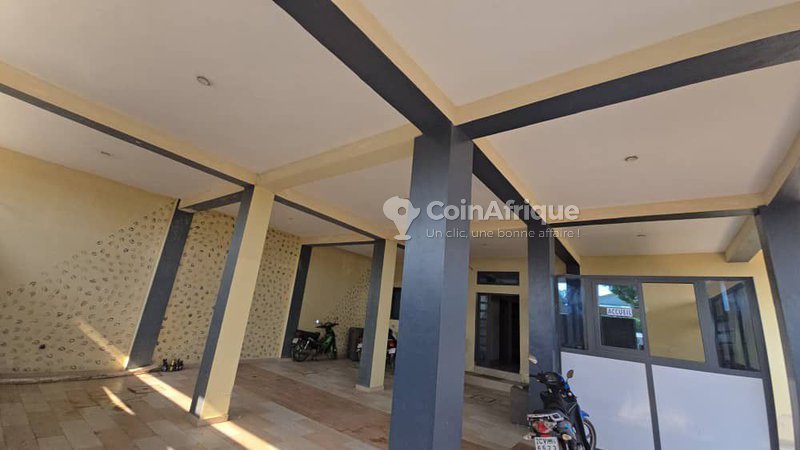 Immeuble R+3 meublé avec studios, chambres salon et bar à ciel ouvert