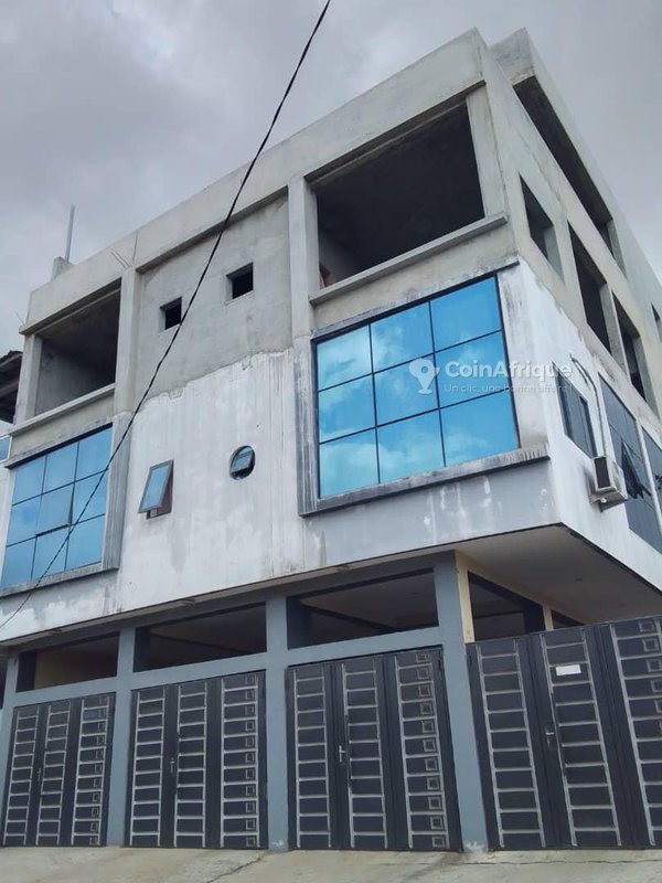 Immeuble R+3 meublé avec studios, chambres salon et bar à ciel ouvert