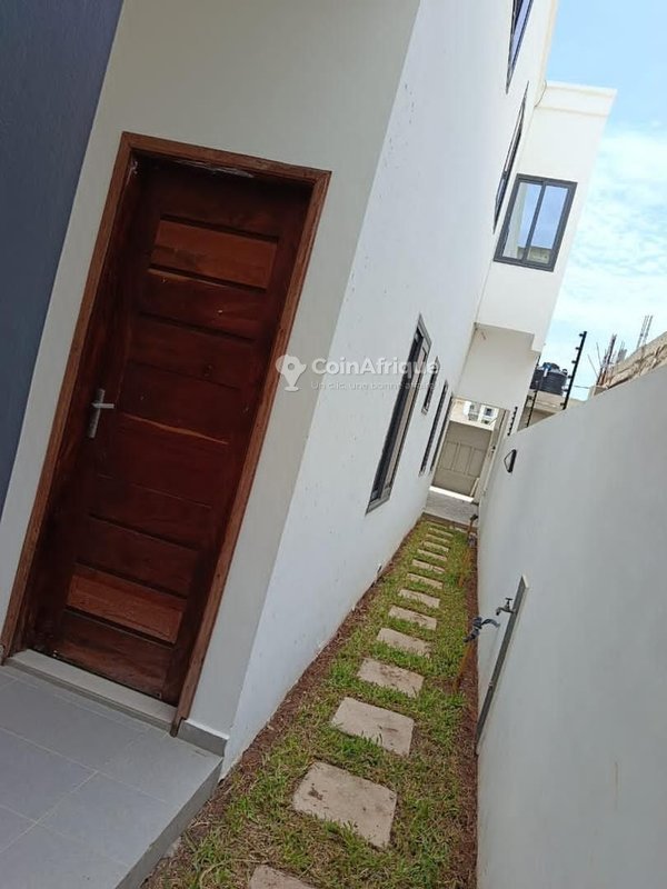 Villa luxueuse de 3 pièces avec jardin et dépendance en haute standing