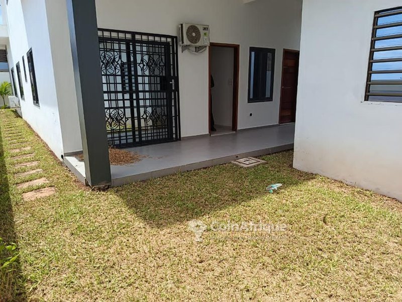 Villa luxueuse de 3 pièces avec jardin et dépendance en haute standing