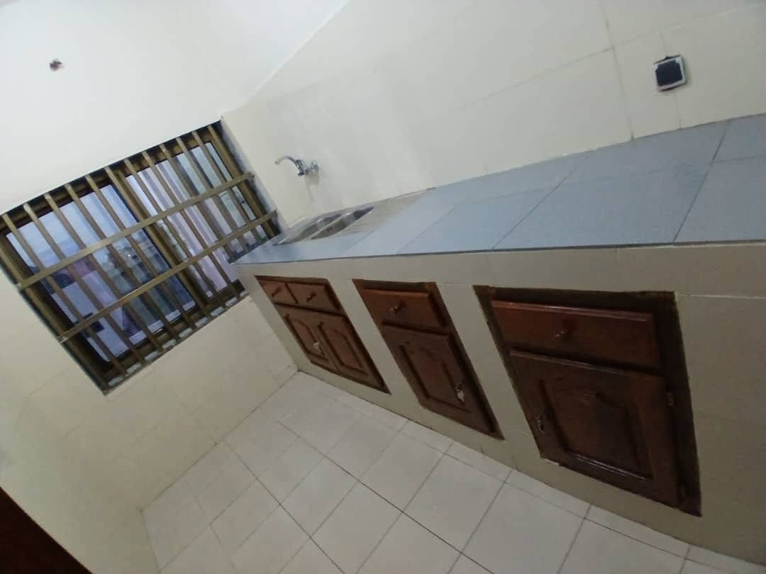 Appartement cosy de 2 pièces avec salles d'eau privatives et plafond staffé