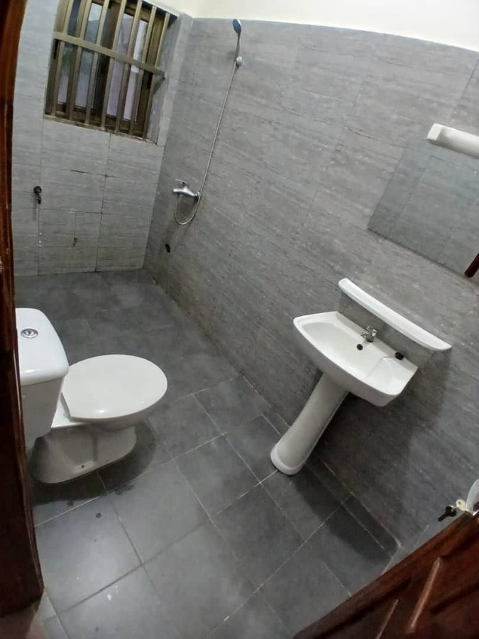 Appartement cosy de 2 pièces avec salles d'eau privatives et plafond staffé