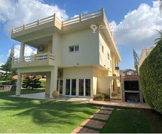 Villa luxueuse de 4 pièces avec piscine et vue sur mer