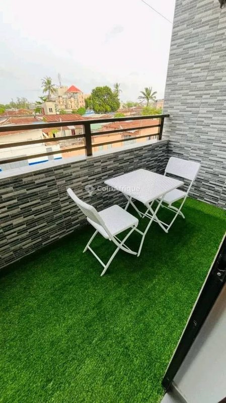 Studio meublé d'une pièce avec cuisine équipée et commodités essentielles